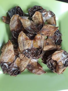 dried fruit sitting on top of a green plate