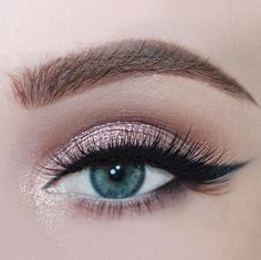 soft shimmery eye with winged liner. Makeup Cantik, Wedding Hairstyles And Makeup, Tutorial Eyeliner, Eyeliner Tips, Manhattan Project, Glitter Eye Makeup, Make Up Inspiration