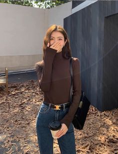 How To Style Turtle Neck Tops, London Outfits Fall, London Outfit Fall, Tita Outfit Ideas, Tita Outfit, Winter Outfits 2021, Practical Outfits, Blue Jeans Outfit, Turtleneck White