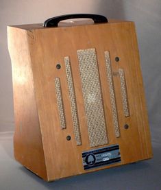 an old fashioned radio sitting on top of a wooden box with no speakers in it