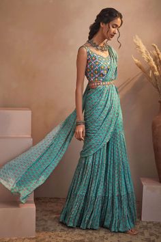 Sharara Saree, Revamp Clothes, Sharara Designs, Trendy Outfits Indian, Outfits Indian, Dress Book, Indian Dresses Traditional, Traditional Indian Outfits, Fashion Designing