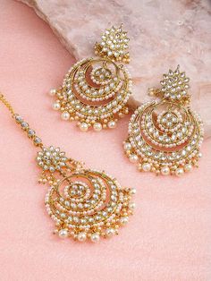 Gold Tone Kundan Pearls Traditional Earring & Maangtikka Set For Women Indian Wedding Jewelry Sets, Indian Jewelry Earrings, Indian Bridal Jewelry Sets, Bridal Jewelry Vintage, Kundan Jewelry, Jewelry Set Design, Indian Jewellery Design Earrings, Maang Tikka, Traditional Earrings