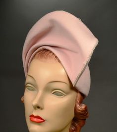 CASPAR DAVIS! - 1950's VINTAGE TWO TONE FREE FORM TOQUE HAT WITH PEARL EDGING - AVAILABLE FOR SALE AT RPVINTAGE.COM Hat Making Ideas, 1950s Life, Evening Hat, Hat Inspiration, Womens Straw Hats, Vintage Hollywood Glamour, Felt Hats