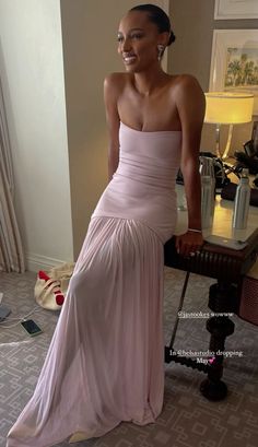 Pretty Dinner Dresses, Prom Dress Ideas Aesthetic, Bridesmaid Inspo Dress Ideas, Simple Dress Aesthetic, Rom Com Aesthetic Outfits, Pink Prom Dress Aesthetic, Elegant Dress Aesthetic, Pink Tulle Dress, Dresses Fancy