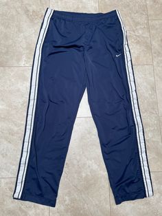 Diese Hose ist super angesagt und ultra selten. Sie sind alte Schul Nike. Sie sind sauber und frisch. Es gibt eine Stelle mit etwas Pilling, es ist in der Nähe des Taillenbundes auf der Rückseite, sollte nicht zu auffällig sein. Siehe letztes Foto. Sie müssen gekauft werden, um getragen zu werden. Marke: Nike Größe: XL Material: Polyester, Angaben in inches Taille 36-40 Schrittlänge 34 1 / 3.8 #33 Ich akzeptiere Rücksendungen innerhalb von 30 Tagen nach dem Kauf aller Vintage-Artikel. Der Artike Vintage Nike Pants, Nike Hose, 2000s Pants, Cold Fits, Nike Joggers, Cute Outfits For School, Nike Vintage, Pants Blue, Nike Pants