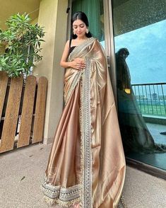 Fashion; #fashion, #styie, #outfitinspiration. #beauty Saree For Women Wedding, Engagement Dresses For Bridesmaid, Saree Inspo For Wedding, Golden Organza Saree, Golden Saree Look, Engagement Saree Indian, Tissue Saree Look, Flowy Saree, Saree For Bridesmaid