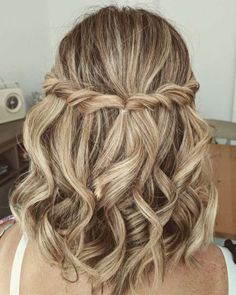 Graduation hairstyles! Looking your best at your graduation ceremony is essential! Here are some classy and simple hairstyles that will do the trick! Prom Braid, Formal Hairstyles For Short Hair, Graduation Hairstyles, Up Dos For Medium Hair, Updos For Medium Length Hair, Peinados Fáciles Para Cabello Corto, Penteado Cabelo Curto