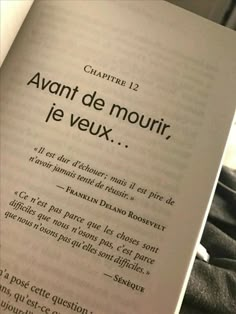 an open book sitting on top of a bed next to a pillow and blanket, with the title'avont de mourir, le veux'written in french