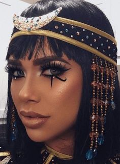 Cleopatra Make-up, Cleopatra Halloween Makeup, Egyptian Halloween Costume, Egyptian Make Up, Halloween Makeup Ideas For Women, Egypt Makeup, Egyptian Eye Makeup, Pennywise Makeup, Pretty Halloween Makeup