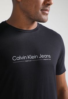 Camiseta Calvin Klein Jeans Logo PretaModelagem: RetaGola: RedondaManga: CurtaEstampa: LogoMedidas da peça no tamanho M:• Ombro: 14cm• Ombro a ombro: 48cm• Comprimento da manga: 22cm• Largura da manga: 50cm• Comprimento da peça: 77cm• Tórax: 112cm(Medidas com elasticidade)Medidas do Modelo: Altura: 1,83m/ Tórax: 98cm/ Manequim: 40/42.Clássica E Atemporal: As camisetas são itens indispensáveis em um guarda-roupa moderno! Elas são extremamente curingas, combinam com diversas composições e são perf Jeans Logo, Calvin Klein Jeans, Calvin Klein, Mens Graphic, Mens Graphic Tshirt, Mens Tops, Mens Tshirts, T Shirt