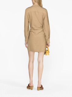 Jacquemus платье-рубашка La Robe Bahia с Драпировкой - Farfetch Beige Long Sleeve Belted Mini Dress, Elegant Long Sleeve Neutral Mini Dress, Chic Neutral Shirt Dress For Work, Chic Long Sleeve Neutral Shirt Dress, Chic Ruched Wrap Dress For Fall, Chic Beige Mini Shirt Dress, Chic Beige Mini Length Shirt Dress, Beige Mini Shirt Dress For Work, Beige Mini Length Shirt Dress For Work