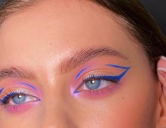 Eyeliner Looks For Green Eyes, Color Liner Makeup Eyeliner, Fun Colorful Eyeliner, Chromatic Eyeliner, Graphic Eyeliner Ideas Colorful, Beginner Graphic Eyeliner, Eyeliner Styles Colorful, Makeup Ideas Rainbow, Colorful Graphic Eyeliner