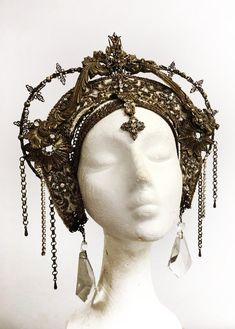 Stunning sparkling orientalist crown headpieces that will catch all gazes. We accept commisions to create the vintage crown you are looking for or you can just rent our ones. Perfect for boho and vintage events, performances, films, photoshoots, etc. We get inspired by the 20's, art deco and that Gatsby aesthetic, by those awesome Matahari costume and all those black and white old images of exotic orientalist dancers. We use antique embroideries and charms for a unique and stunning crown. Gatsby Aesthetic, Fantasy Kingdom, Gatsby Headpiece, Random Objects, Crown Headpiece, Goddess Crown, Head Crown, Custom Crown, Vintage Crown