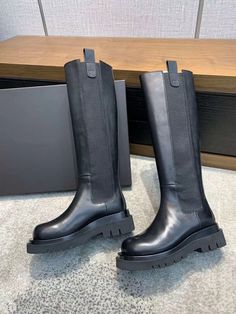 100% leather knee high 48cm include 5cm platform height. Chelsea Boots Outfit, Knee High Boots Flat, High Boots Outfit, Boots Ideas, Botas Chelsea, High Leather Boots, Black Boots Tall, Fresh Shoes, Chunky Boots