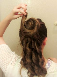 Hairstyle tutorial suitable for 1867-1880 by The Pragmatic Costumer 1870s Hairstyles, 1800s Hair, Steampunk Hairstyles, Simple Hairstyle, Curly Bangs, Hairstyle Tutorials