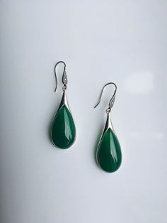 A pair of vintage dark green jade earrings. The teardrop-shaped earrings are made from quality green jade and 925 sterling silver hooks. The big emerald-like green jade drops are heavy-duty, comes with antique silver hooks. It's truly a great combination of modern minimalistic design and ancient Chinese royalty taste. Some highlights of this elegant and fancy dangle silver jade earrings are: *High-quality materials Quality green jade, 925 sterling silver. Great for sensitive skins and ensure lon Jade Earrings Drop, Verde Jade, Stone Accessories, Jade Earrings, Gift For Mother, Jade Jewelry, Natural Jade, Green Earrings, Green Jade