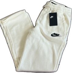 Nike Casual Cotton Sweatpants, Comfortable Nike Cotton Pants, Comfortable Nike Pants With Pockets, Nike Casual White Bottoms, White Long Pants For Leisure, Casual White Bottoms For Leisure, Leisure White Pants With Pockets, White Leisure Long Pants, Casual Cotton Nike Pants