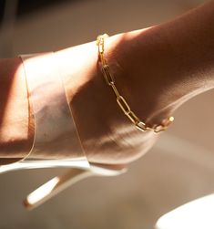 Lightweight, effortless, and goes with everything: meet our new anklets. Whether you're in sandals or sneakers, this modern anklet can always elevate your look. Gold Alloys, 24kt Gold, Chain Anklet, Elevate Your Look, Summer Accessories, Pure Gold, Trendy Jewelry, Ankle Bracelets, Heart Bracelet