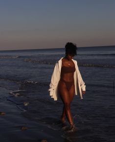 Beach Photo Ideas Black Women, Black Women At The Beach, Women Aesthetic Dark, Beach Outfit Black Women, Devine Goddess, Black Women Aesthetic, Black Women Beach