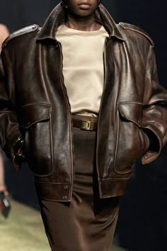 Distressed Leather Jacket, Outfit Chic, Donatella Versace, I'm With The Band, Looks Street Style, Distressed Leather