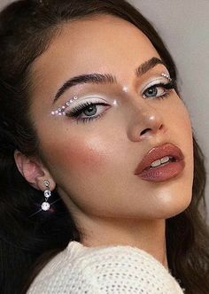 Crystal Make Up Look, Make Up Ideas Euphoria, Pearl Makeup Looks Euphoria, Make Up Inspo Euphoria, Euphoria Makeup Inspiration, Make Up Con Strass, Make Up With Strass Glitter, Make Up Strass Glitter, Make Up With Rhinestones