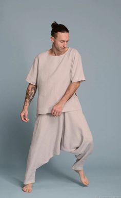 Summer Clothes For Men, Mens Linen Outfits, Stylish Boy Clothes, Sarouel Pants, Meditation Outfit, Street Style Magazine, Pajama Style, Linen Harem Pants, Wide Leg Linen Trousers