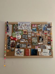 Post Card Bulletin Board, Large Cork Board Wall, Cork Boards Ideas, Corkboard Inspiration, Organized Chaos Aesthetic, How To Decorate A Cork Board, Bulletin Board With Pictures, Corkboard Collage, Bulliten Boards Ideas Aesthetic