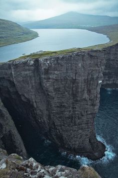 an image of a cliff with water in the background