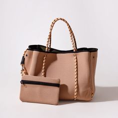 El bolso moderno para todos los días, perfecto para el trabajo, el gimnasio, la playa, los viajes y todo lo demás. Sporty Weekender Bag With Large Capacity For Daily Use, Versatile Tote Beach Bag For Travel, Everyday Tote Beach Bag With Top Carry Handle, Sporty Weekender Tote Bag With Removable Pouch, Versatile Beach Tote Bag For Travel, Sporty Weekender Bag With Removable Pouch, Sporty Weekender Bag With Removable Pouch For Everyday, Sporty Bags With Leather Handles For Daily Use, Sporty Weekender Bag With Double Handle For Everyday Use