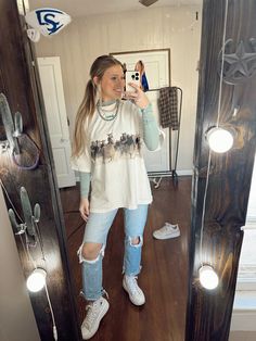 #style #fashion #graphictee #casual #westernfashion Layered Outfit, Layering Outfits, Cute Fits, Fitness Inspo, Western Fashion, Hair Stylist, Style Fashion, Graphic Tees, Cute Outfits