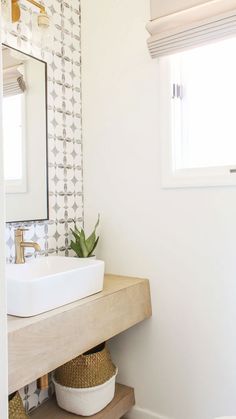 How To Build a DIY Bathroom Mirror Frame The Easy Way Chic Powder Room, Diy Home Decor For Apartments, Minimalist Dekor, Bad Inspiration, Diy Boho, Floating Vanity