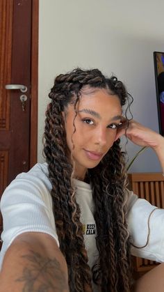 Jéssica Gomes | Boho twists 🤎 •materiais: 1 pacote e meio de jumbo | cor:t1b30 orgânico DELICADA | marca fashion line | cor mt1b/27 | Instagram Jumbo Protective Styles, Boho Passion Twists Hairstyle, Jumbo Braid Styles, Jumbo Boho Twists, Boho Twists Black Women, Jumbo Passion Twists, Boho Passion Twists, Wool Braids, Black Videos