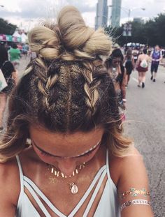 #festival #festivalstyle #festivalhairstyle #hair #beauty #festivalhair #positivevibes #inspo #hairinspo Coachella Hair, Festival Mode, Rave Hair, Festival Glitter, Fest Outfits, Open Hairstyles, Pinterest Hair, Penteado Cabelo Curto, Festival Hair