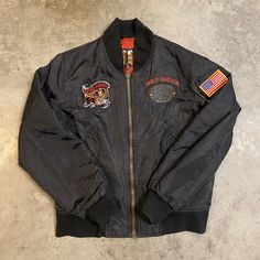 Brand: Motor Harley Davidson Clothes Color: Black Size: Men's Small Condition: Gently Used - Good Please Note: Color May Vary Slightly Due To Screen And Lighting. All Items, Unless Marked Nwt, Are Gently Used And May Have Signs Of Wear. Vintage Items Are 20-40 Years Old!!! We Try To Call Out Any Flaws/Imperfections In The Description. Please View All Photos For Condition And Feel Free To Message Me For More Pictures Or Measurements. Please Wash All Items Prior To Wear. Vintage Clothing May Run S Casual Winter Outerwear For Biker Events, Black Casual Outerwear For Motorcycling, Casual Black Outerwear For Motorcycling, Casual Winter Outerwear For Motorcycling, Vintage Black Outerwear With Zipper Closure, Fall Motorcycling Outerwear With Pockets, Black Motorcycle Outerwear For Fall, Casual Motorcycle Outerwear With Zipper Closure, Black Moto Outerwear For Streetwear