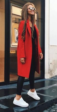 Trenchcoat Outfit, Fall Fashion Coats, Trench Coat Outfit, Coat Outfit, Cute Spring Outfits, Mode Casual, Red Coat, Black Women Fashion, Coat Outfits