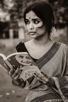 Bengali Culture Photography, Bengali Woman Aesthetic, Bengali Girl Saree, Bengali Aesthetic Photography, Bengali Culture Aesthetic, Bengali Girl Aesthetic, Bengali Photography, Pose With Book, Bengali Photoshoot