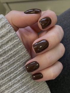 Marron fonçé  Collar    Ongles nus Embellished #neutral #nails Brown Nail, Short Gel Nails, روتين العناية بالبشرة, Neutral Nails, Brown Nails, Classy Nails, Dream Nails, Chic Nails