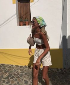 Looks de plage : 15 idées Pinterest pour être stylée sur le sable Yacht Outfit, Haircut Selfie, Photo Hijab, Looks Pinterest, Cute Hairstyle, Italy Outfits, Hijab Girl