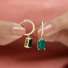 Détails du produit
Ces boucles d'oreilles créoles ajoutent une touche de glamour à la tenue, accentuée par de la moissanite sur l'anneau avec une émeraude créée de taille émeraude en serti griffes.

Informations sur le produit

SKU
SHP-Boucles d'oreilles082210085


Poids
2,89 g (environ)



INFORMATIONS SUR L'ÉMERAUDE CRÉÉES PAR LE LAB

Nombre de pierres
2 pièces


Poids total
4,62 carats (environ)


Dimension (environ)
Taille Émeraude-7X9 mm-2 Pièces


Couleur
Vert


Couper
Brillant


Forme
Tai Vintage Emerald Earrings, Emerald Green Jewelry, Emerald Earrings Drop, Neck Pieces Jewelry, Hoop Drop Earrings, Emerald Green Earrings, Emerald Earrings Studs, Lab Created Emerald, Pearl And Diamond Earrings