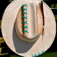 This Custom Cowboy Cattleman Rancher Hat Is Made Of Vegan Suede. The Banded Brim Fits Most Head Sizes (56-68 Cm) And Is Great For Ensuring A Comfortable Fit. Western White Boater Hat With Flat Crown, White Western Boater Hat With Flat Crown, Burnt Felt Hat, Alt Cowgirl, Custom Hats For Women, Hat Bar Ideas, Rancher Hat Outfits, Custom Cowgirl Hats, Grunge Hats