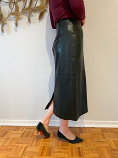 Size: Small 27" waist 39" hips 32" long SKINNY FIT Lined Buttery soft leather Back Zipper Material: no tag, but synthetic lining and genuine leather outer Care: leather clean Condition: Gently Loved (Condition Guide) (in last photos) Product From Canada ♥ Sustainable + Ethical Straight Midi Skirt, Leather Cleaning, Green Leather, Forest Green, Soft Leather, Leather Skirt, Midi Skirt, Genuine Leather, Pencil