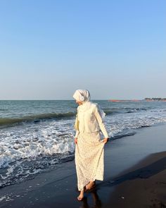 Hijab Beach Aesthetic, Ootd Bali Beach, Beach Outfit Hijab Casual, Beach Poses Hijab, Beach Outfit Korean Style, Ootd Mantai, Beach Hijab Outfit Ideas, Hijab Beach Outfit