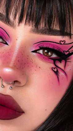 Draculaura Makeup Look, Emo Nail Designs, Creative Makeup Ideas Art, Pink Goth Makeup, Valentine’s Day Make Up Looks, Draculaura Nails, Eyeliner Cute, Cool Eyeliner, Cute Eyeliner