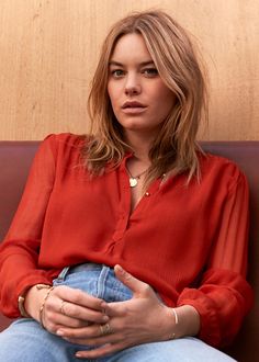 Sézane - Camille is back Blouse Scarlett et Jean 1967 www.sezane.com #sezane #camillerowe Camille Rowe Style, Sezane Blouse, French Style Icons, Camille Rowe, French Chic, Parisian Chic, Red Shirt, Brunettes