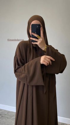 Winter Abaya Designs, Abaya Outfits Aesthetic, Arabic Abaya Designs, Arabic Abaya, Abaya Styles, Modest Outfits Muslim, Muslimah Fashion Casual, Abaya Outfit, Modest Casual Outfits