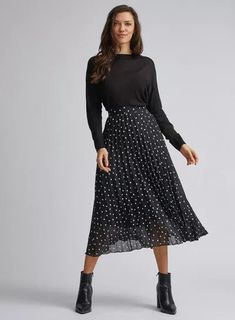 Polka Dot Long Skirt Outfit, Black And White Polka Dot Midi Skirt Outfit, Black Dot Skirt Outfit, Black Dotted Skirt Outfit, Long Polka Dot Skirt Outfit, Black And White Midi Skirt Outfit, Black And White Long Skirt Outfit, Polka Dot Skirt Outfit Fall, Black And White Pleated Skirt Outfits