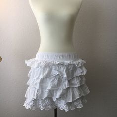 White Hollister Skirt, Size Small. Never Worn. White Mini Skirt Petticoat With Ruffles, White Ruffled Mini Skirt Petticoat, White Ruffled Skirt For Beach, White Stretch Skort With Ruffles, White Ruffled Summer Skirt, White Stretch Tiered Skirt Petticoat, White Summer Ruffled Skirt, White Ruffled Mini Skirt For Beach, Beach White Ruffled Mini Skirt