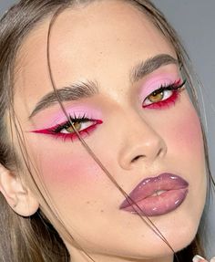 Pink And Red Makeup Looks, Make Up Rojo, Pink And Red Makeup, Makeup Ojos, Punk Makeup, Holiday Makeup Looks, Pink Eye Makeup, Graphic Makeup, Rave Makeup