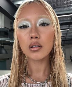 Runway Makeup Natural, Makeup Ideas Extra, Mosh Pit Makeup, Pale Skin Eyeshadow, Silver Highlighter Makeup, Summer 2024 Makeup Trends, Light Summer Makeup Looks, Nancy Photoshoot, Pale Makeup Looks