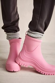 Pink Rain Boots Outfit, Cute Rain Boots Outfit, Rubber Boots Outfit, Colorful Winter Outfits, Rainboots Outfit, Rain Boot Outfit, Gum Boot, Cute Rain Boots, Pink Rain Boots